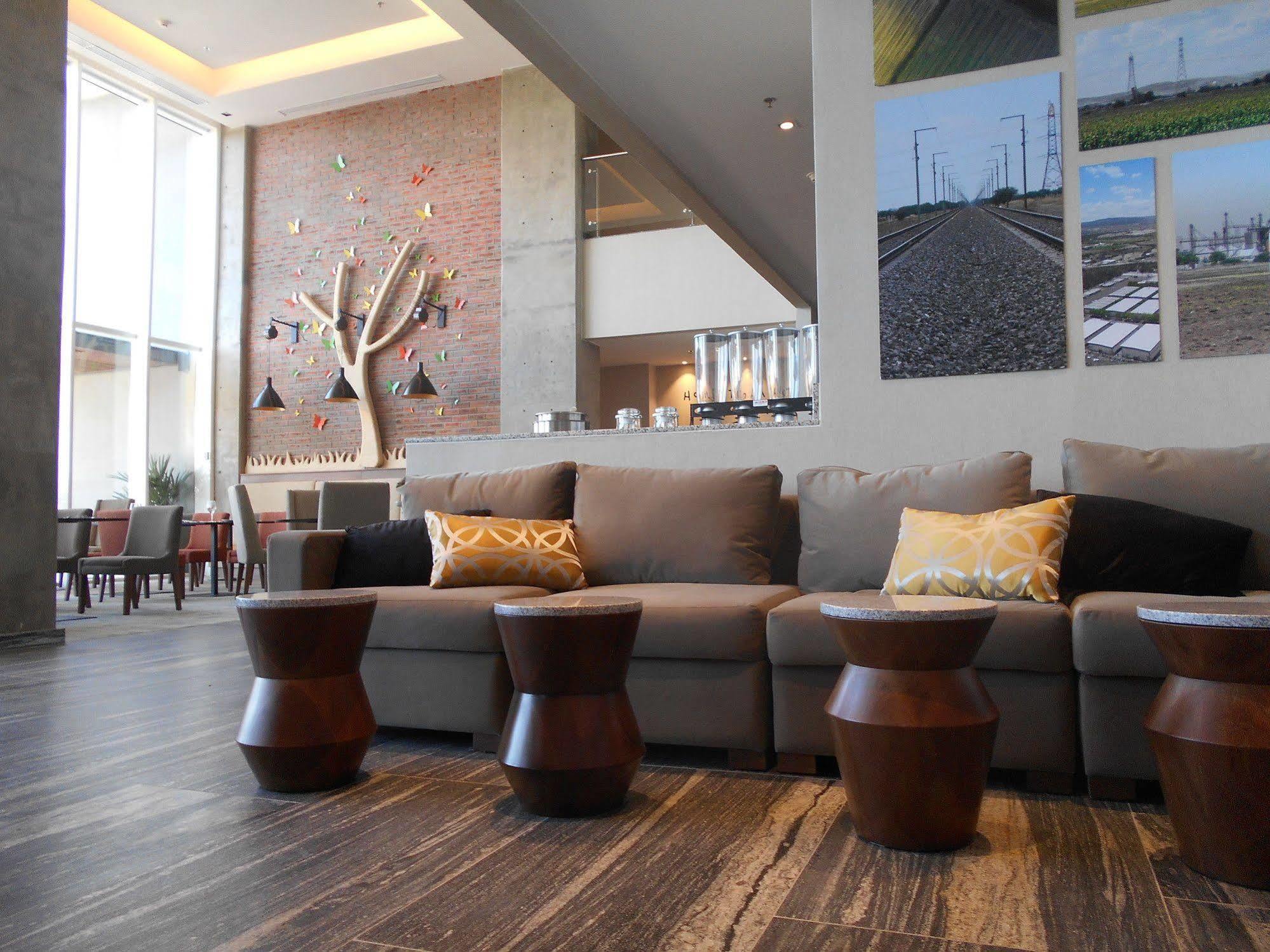 Fiesta Inn Suites Aeropuerto Del Bajio Silao Dış mekan fotoğraf